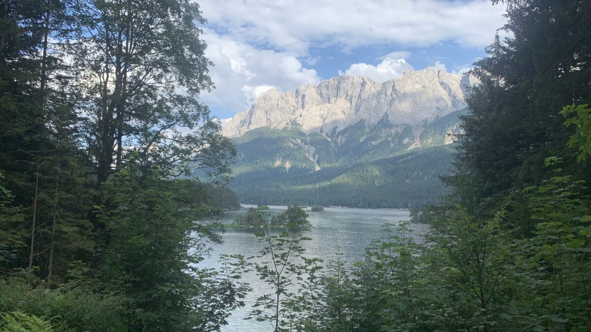 Blick vom Eibsee auf die Berge