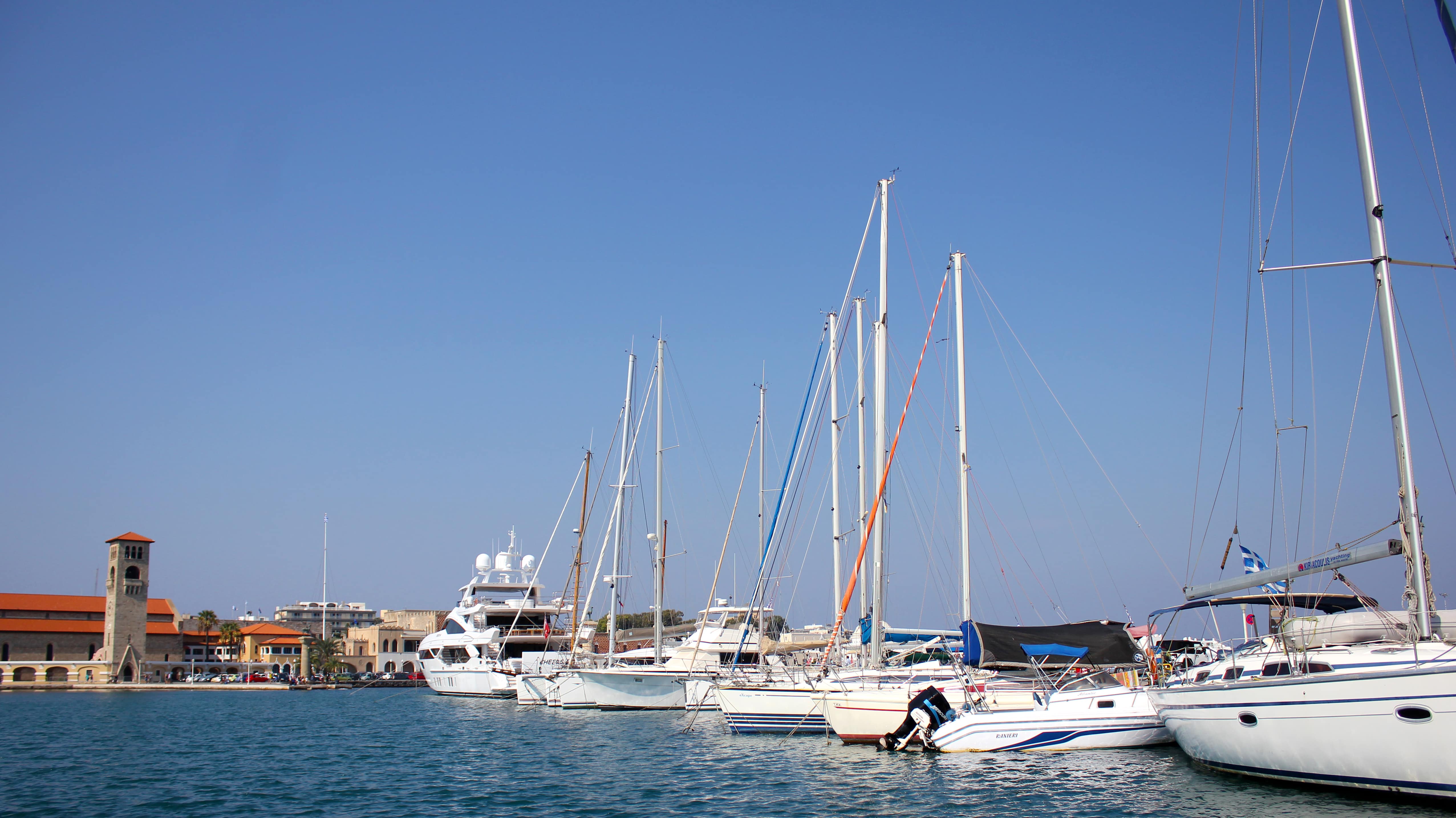 Schiffe im Mandraki Hafen auf Rhodos