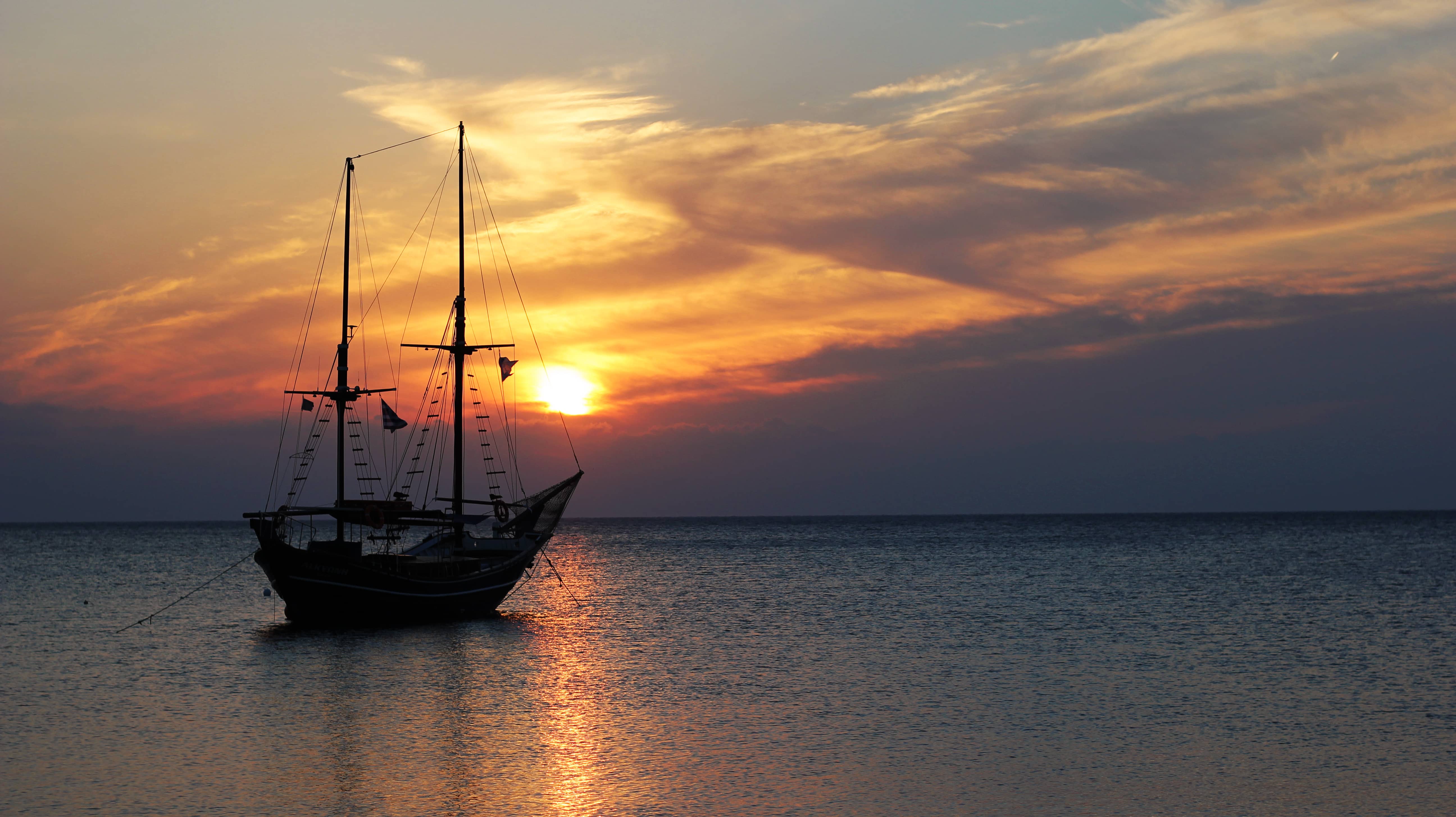 Segelboot vor Sonnenuntergang auf Rhodos