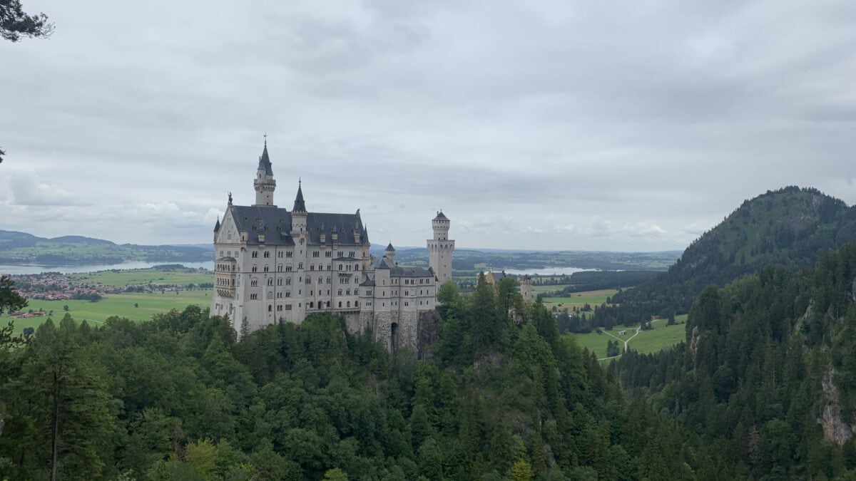 Das Schloss Neuschwanstein aus der Ferne – noch sind die Menschenmassen nicht zu erkennen