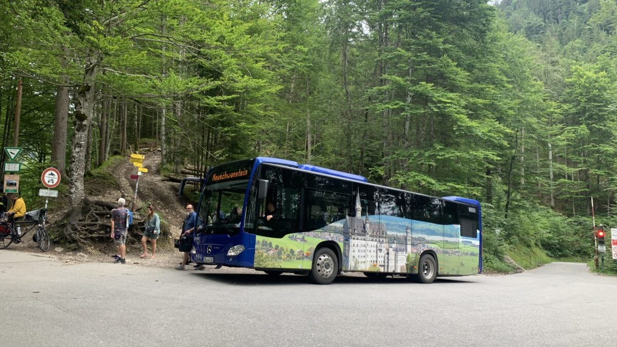 Einer der vielen Shuttlebusse am Schloss Neuschwanstein