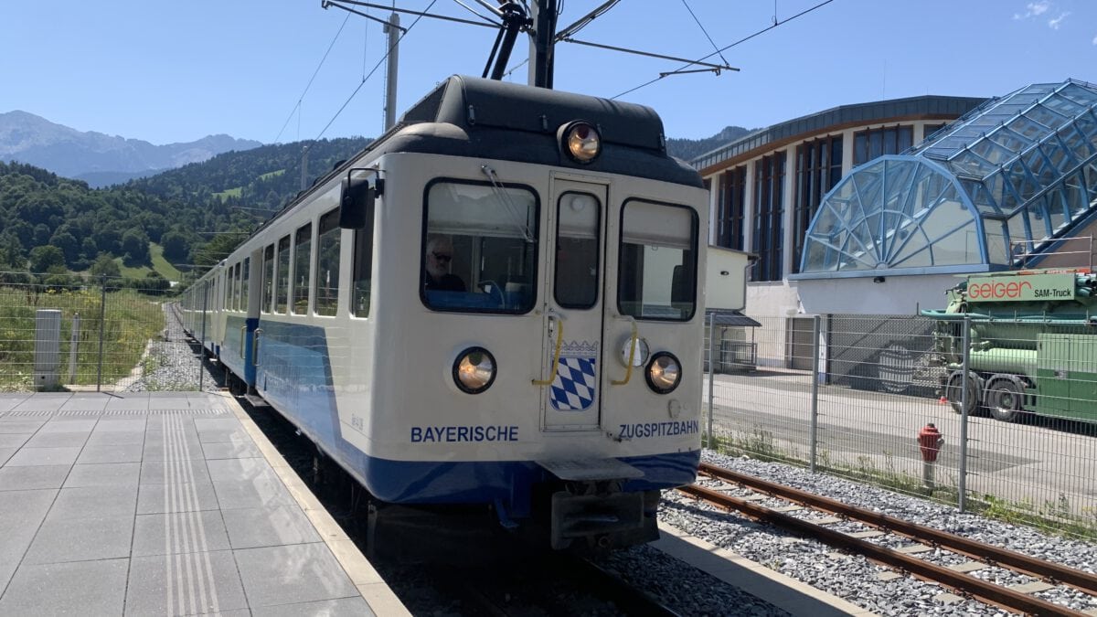 Die Zugspitzbahn startet in Garmisch-Patenkirchen