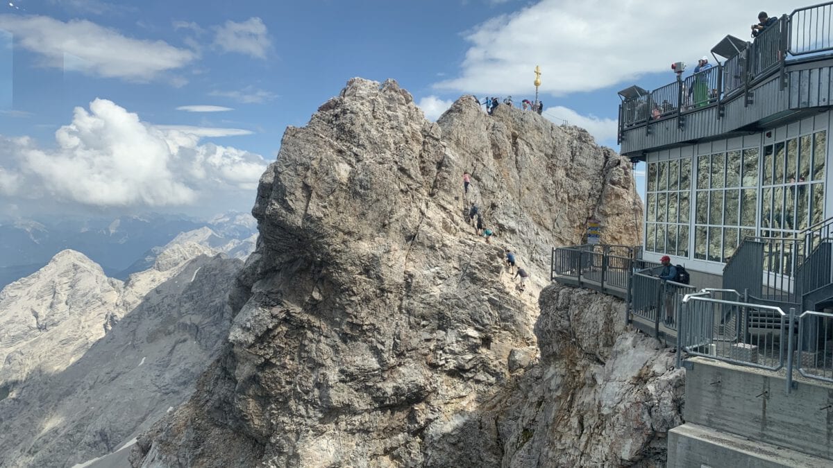 Gipfelkreuz auf der Zugspitze und das Restaurant Panorama 2926